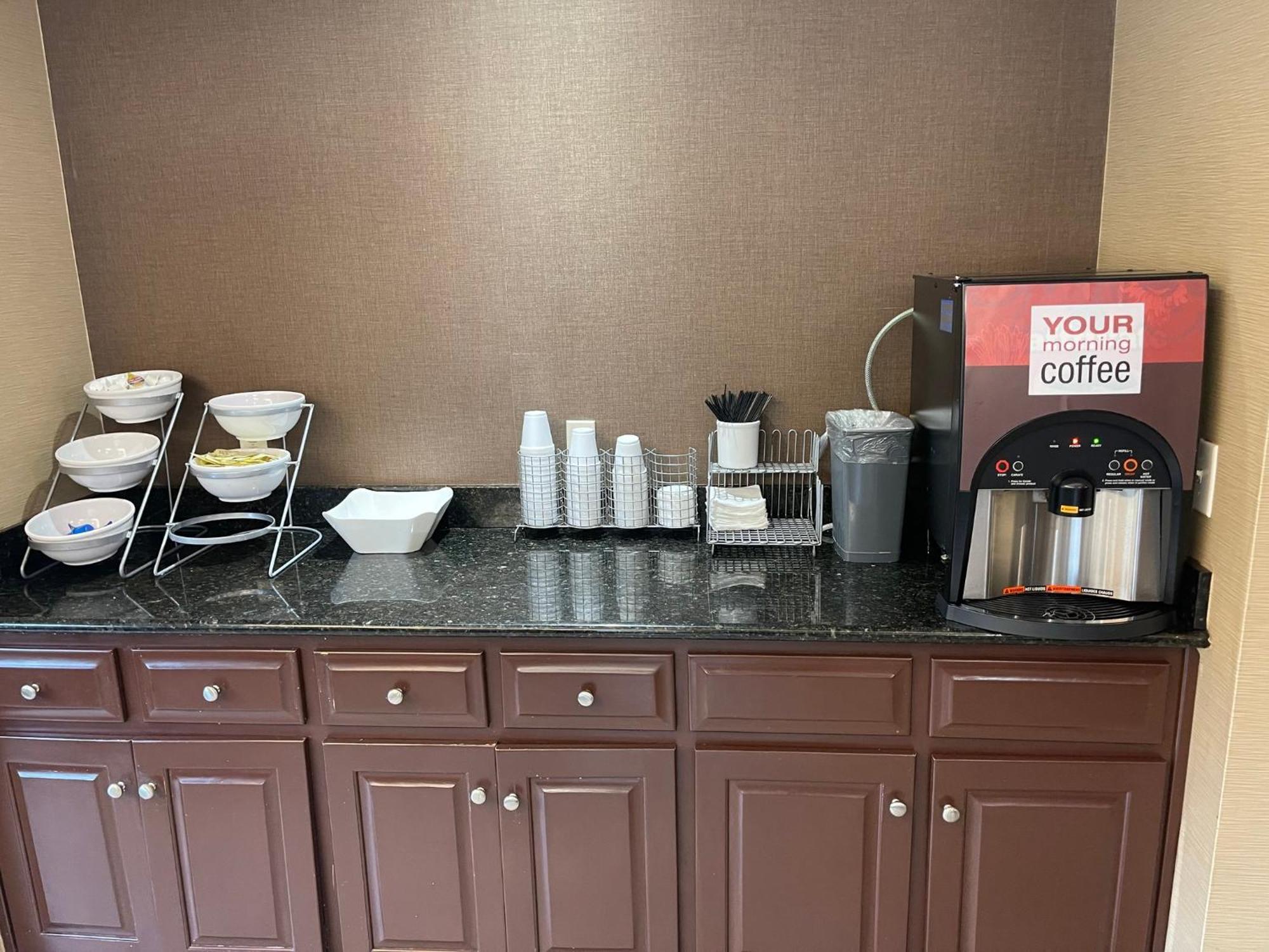 Red Roof Inn Newport News - Йорктаун Екстериор снимка